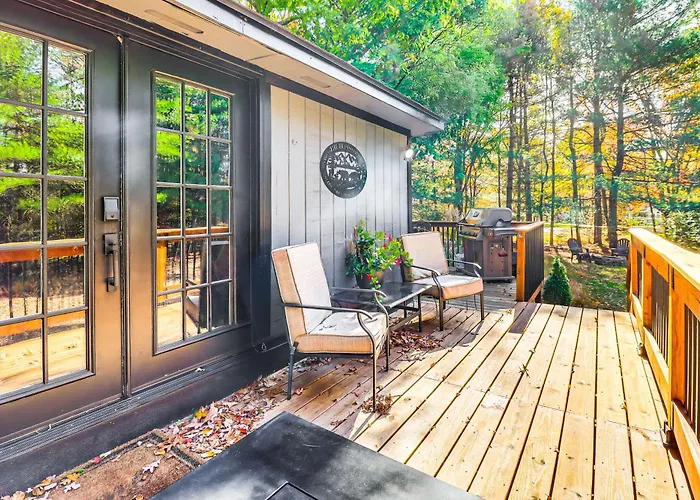 Quaint Jim Thorpe Cabin Retreat, Walk To Beach!