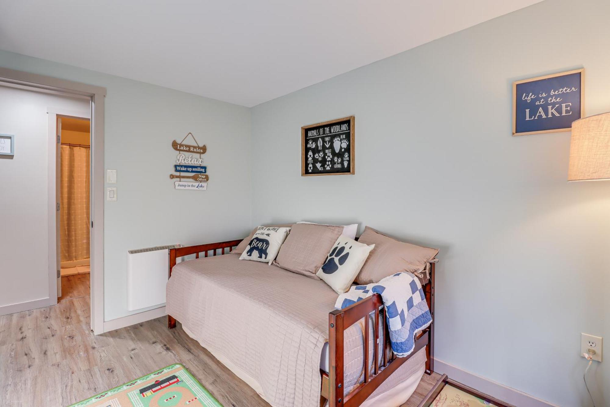 Quaint Retreat, Walk To Beach! Hébergement de vacances