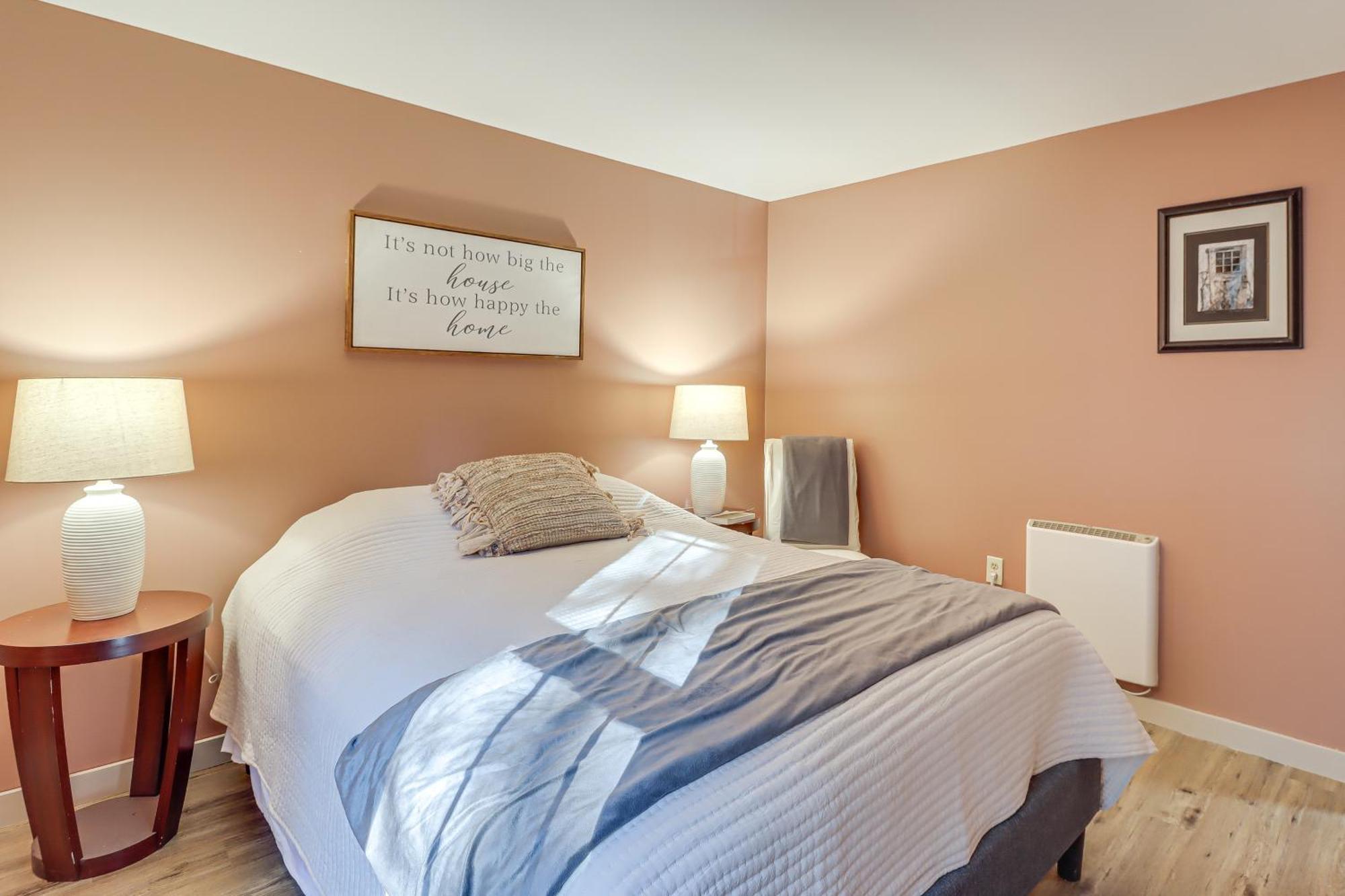 Quaint Retreat, Walk To Beach! *