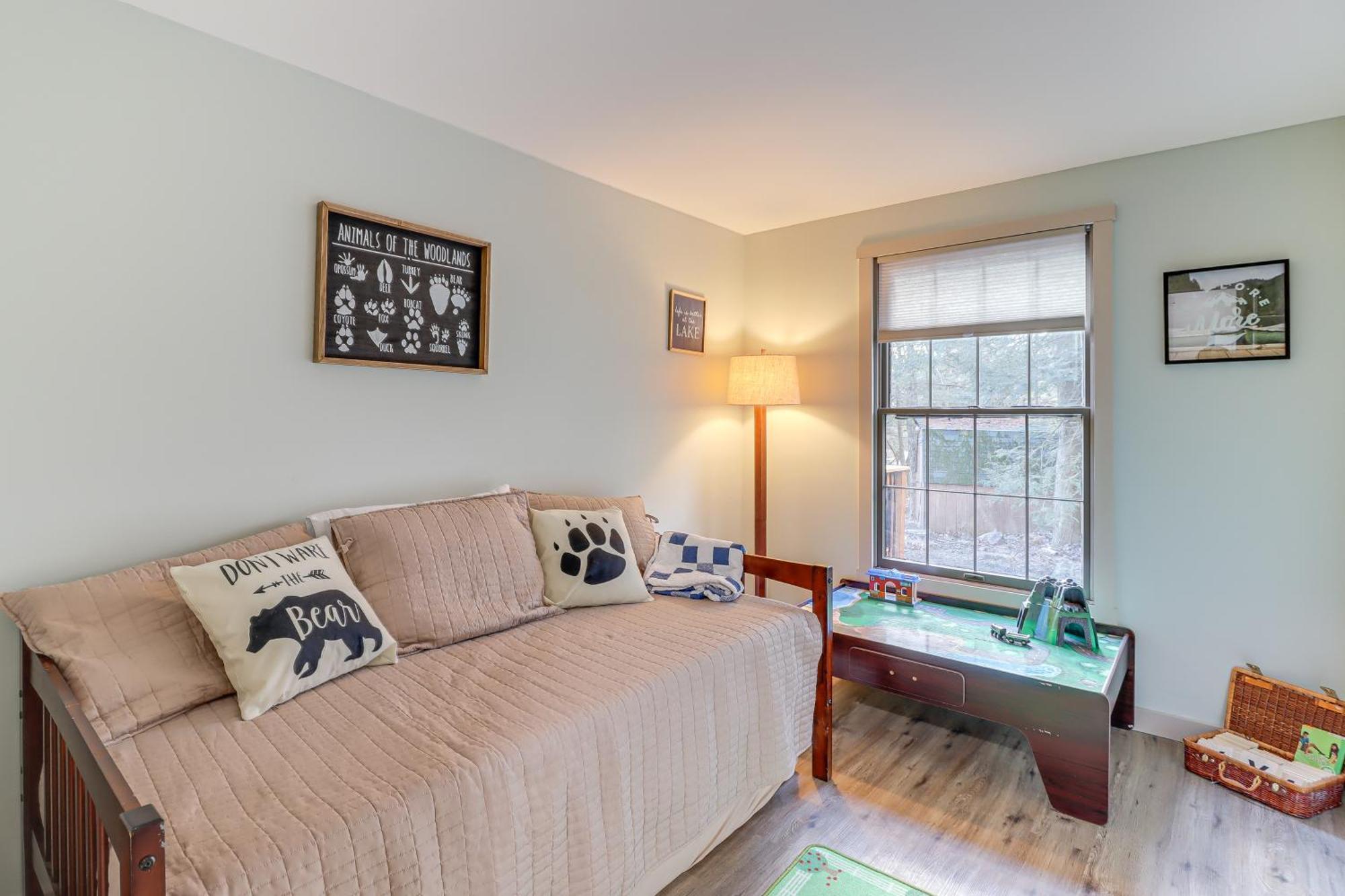 Quaint Retreat, Walk To Beach!