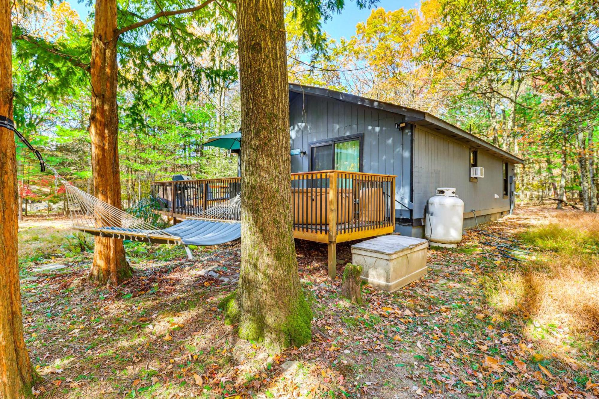 Quaint Retreat, Walk To Beach! Holiday home *