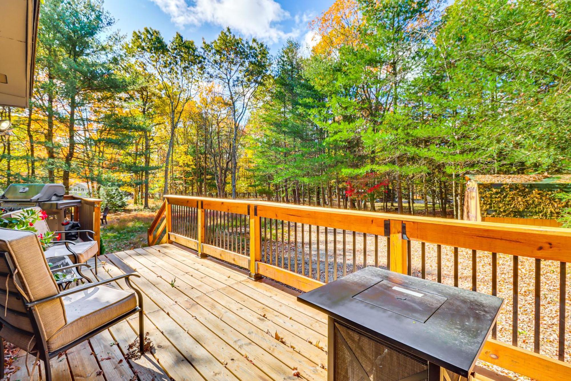 Quaint Retreat, Walk To Beach! *